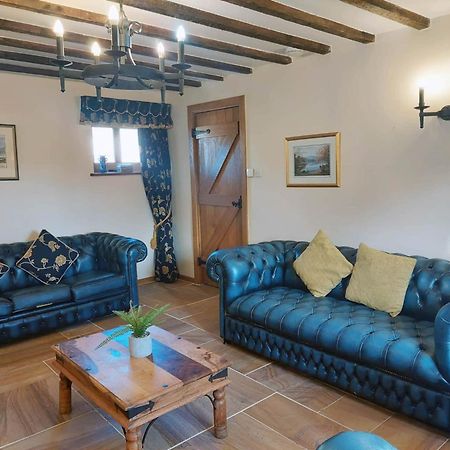Vila The Old Mill Barn With Hot Tub And Private Use Of Heated Pool Wirral Exteriér fotografie