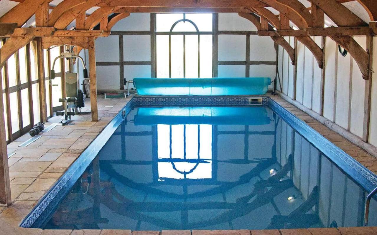 Vila The Old Mill Barn With Hot Tub And Private Use Of Heated Pool Wirral Exteriér fotografie