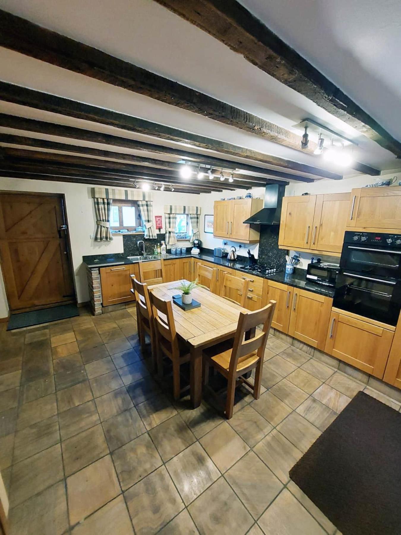 Vila The Old Mill Barn With Hot Tub And Private Use Of Heated Pool Wirral Exteriér fotografie