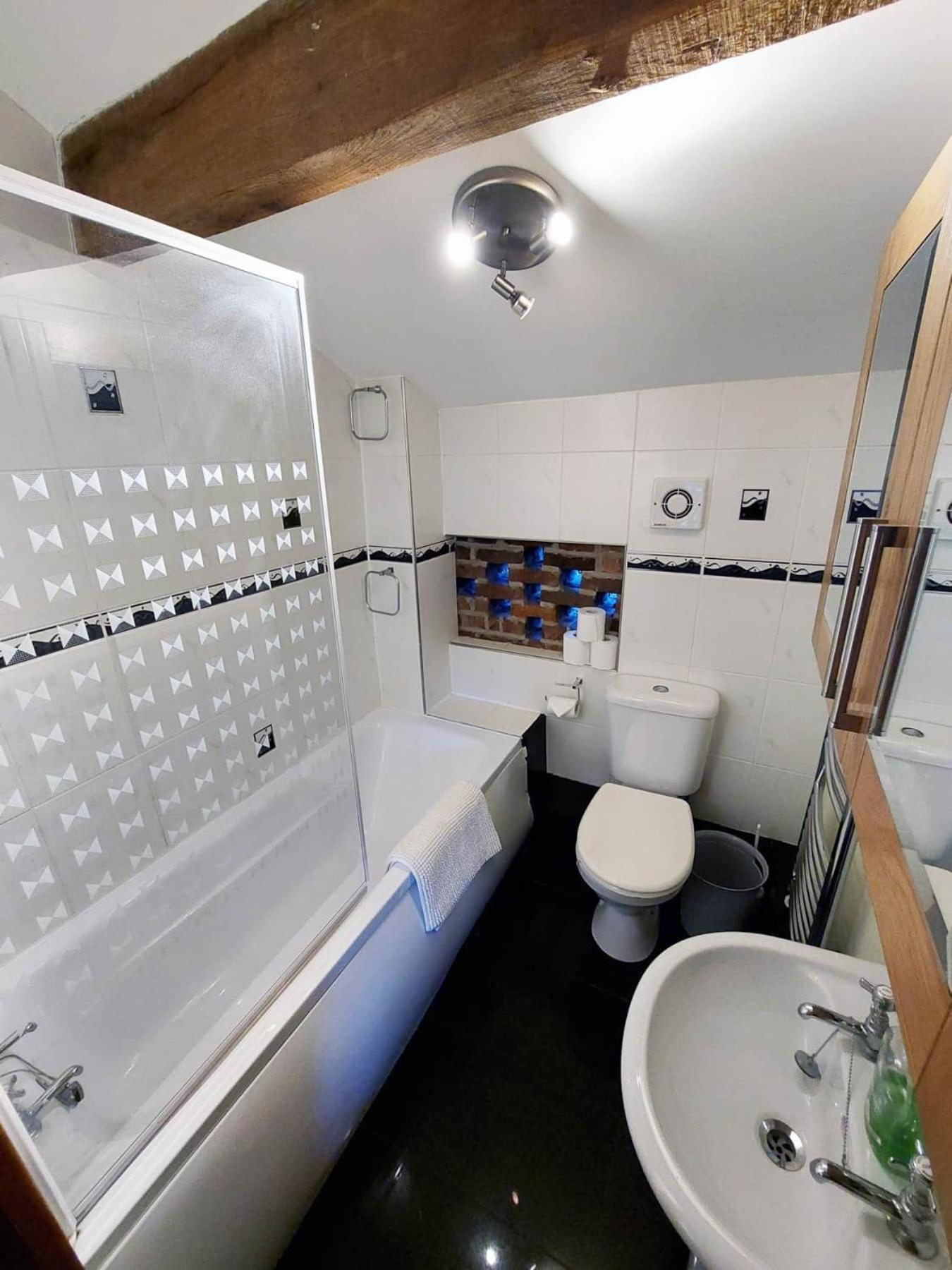 Vila The Old Mill Barn With Hot Tub And Private Use Of Heated Pool Wirral Exteriér fotografie