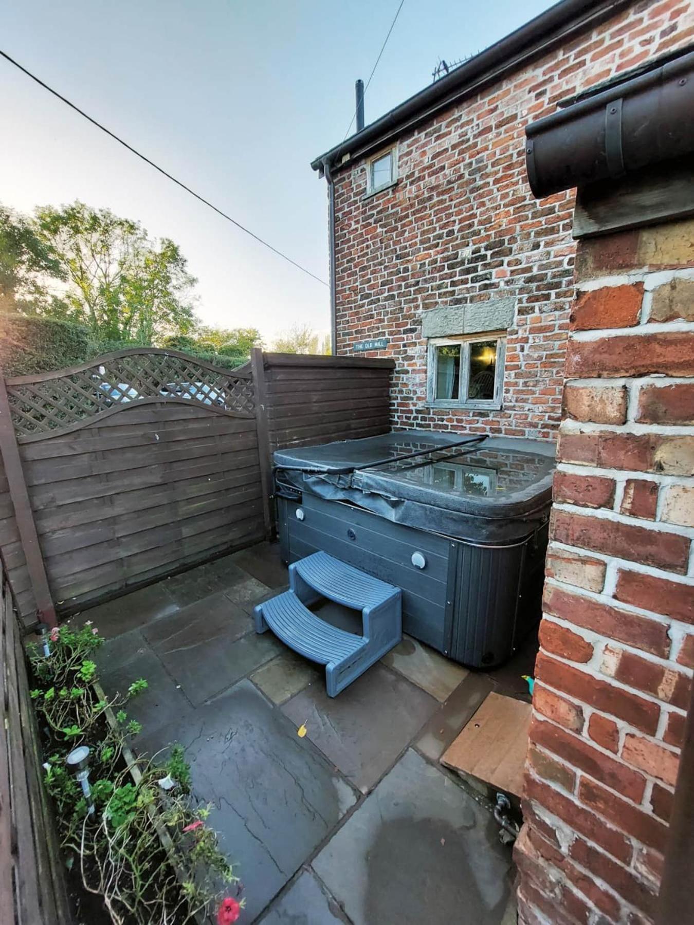 Vila The Old Mill Barn With Hot Tub And Private Use Of Heated Pool Wirral Exteriér fotografie