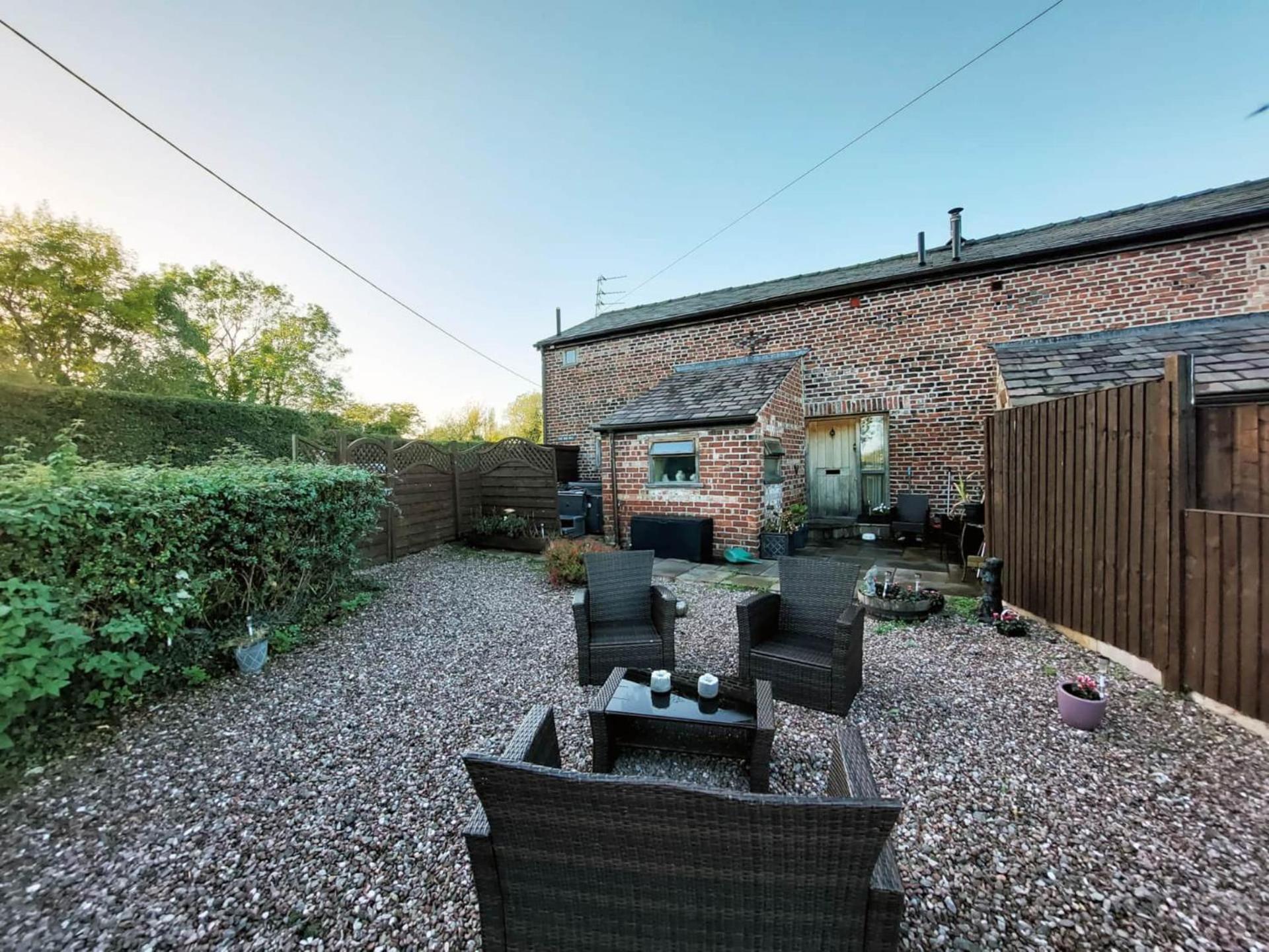 Vila The Old Mill Barn With Hot Tub And Private Use Of Heated Pool Wirral Exteriér fotografie