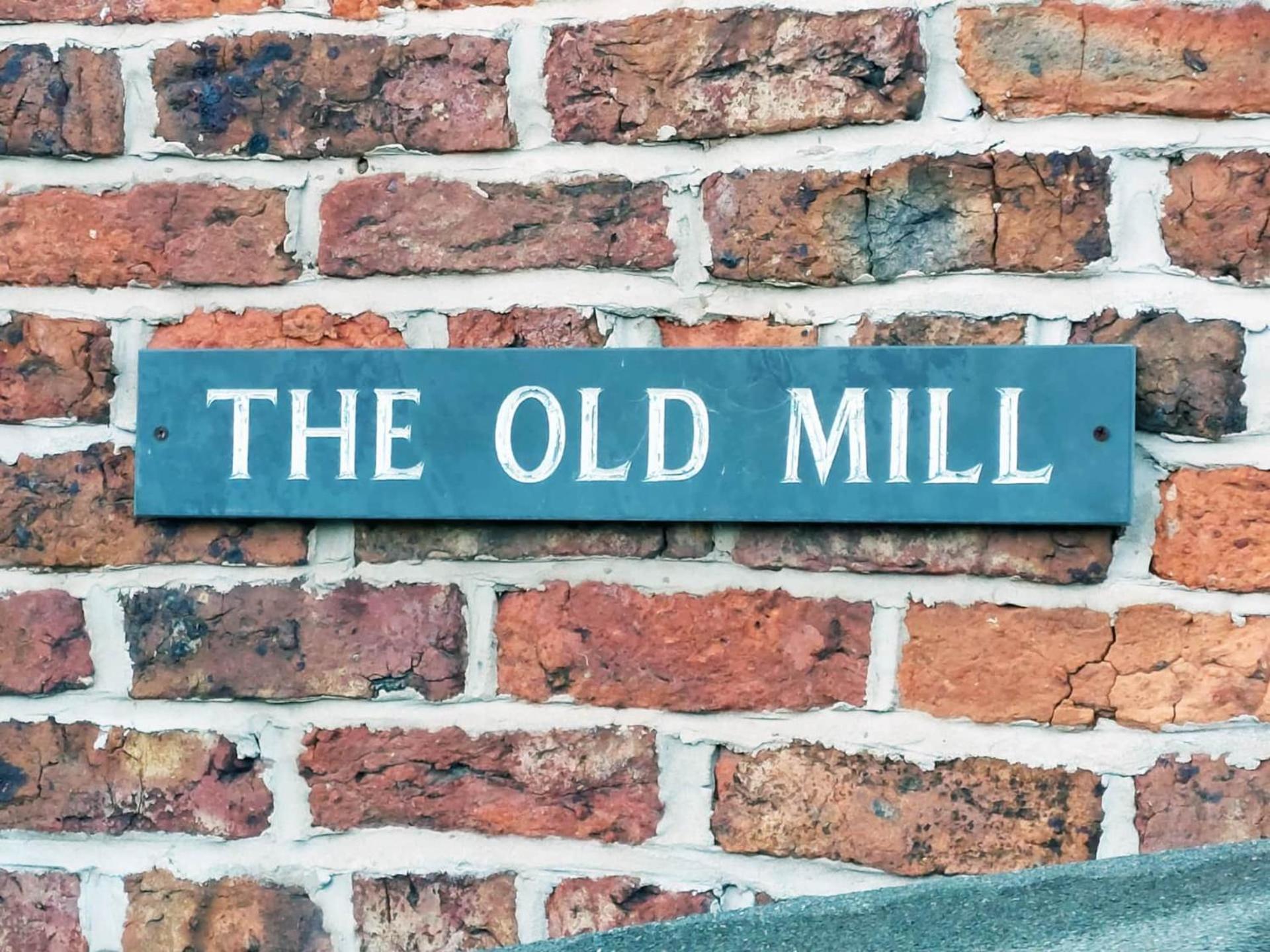 Vila The Old Mill Barn With Hot Tub And Private Use Of Heated Pool Wirral Exteriér fotografie